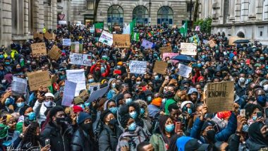 COVID-19 Lockdown Protests in UK: Large Crowd Gather Outside Buckingham Palace Before Moving On to Trafalgar Square in London; 18 Arrested