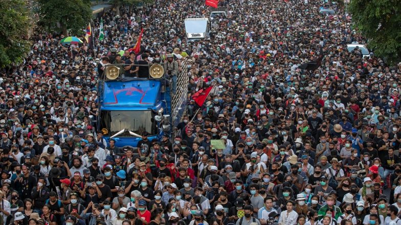 Thailand Protests: Police Use Water Cannons on Pro-Democracy Protesters Trying to Approach Bangkok’s Grand Palace