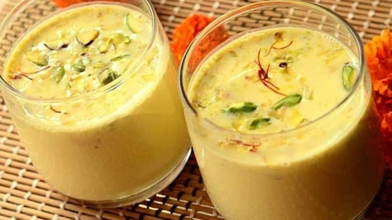 Kojagiri Purnima Masala Dudh Recipe: Watch Easy Video to Make Flavoured Milk for Festive Day