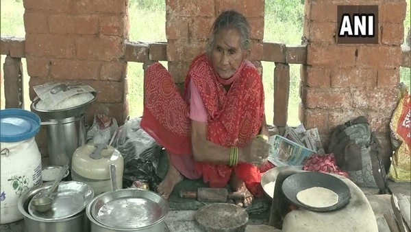 'Rotiwali Amma' in Agra, 80-Year-Old Food Stall Owner, Awaits Support Like 'Baba Ka Dhabha' (Watch Video)