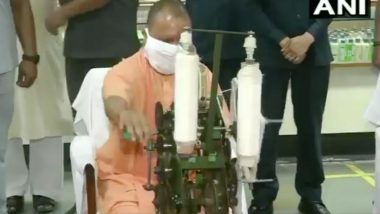 UP CM Yogi Adityanath Spins Charkha at Kshetriya Shri Gandhi Ashram in Hazratganj on Gandhi Jayanti 2020, Watch Video
