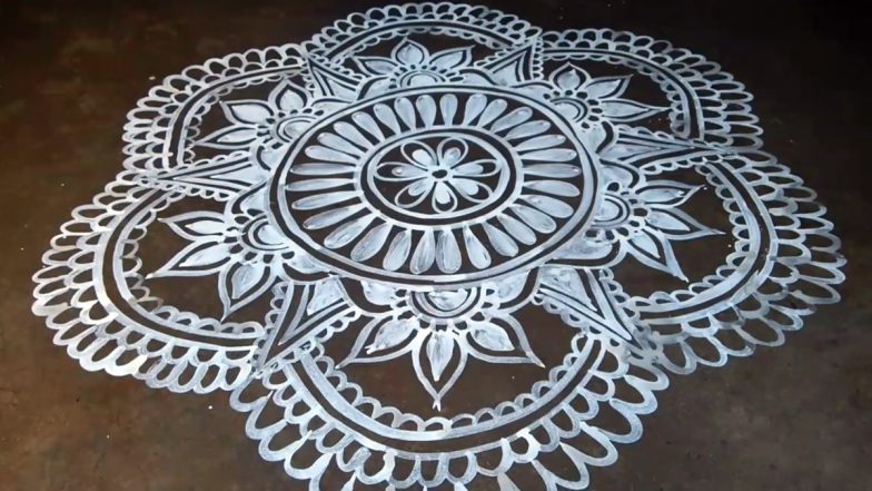 Easy Lokkhi Puja 2020 Alpona Design Videos: Celebrate Bengali Lakshmi Puja With These Traditional Rangoli Patterns at Home on Sharad Purnima