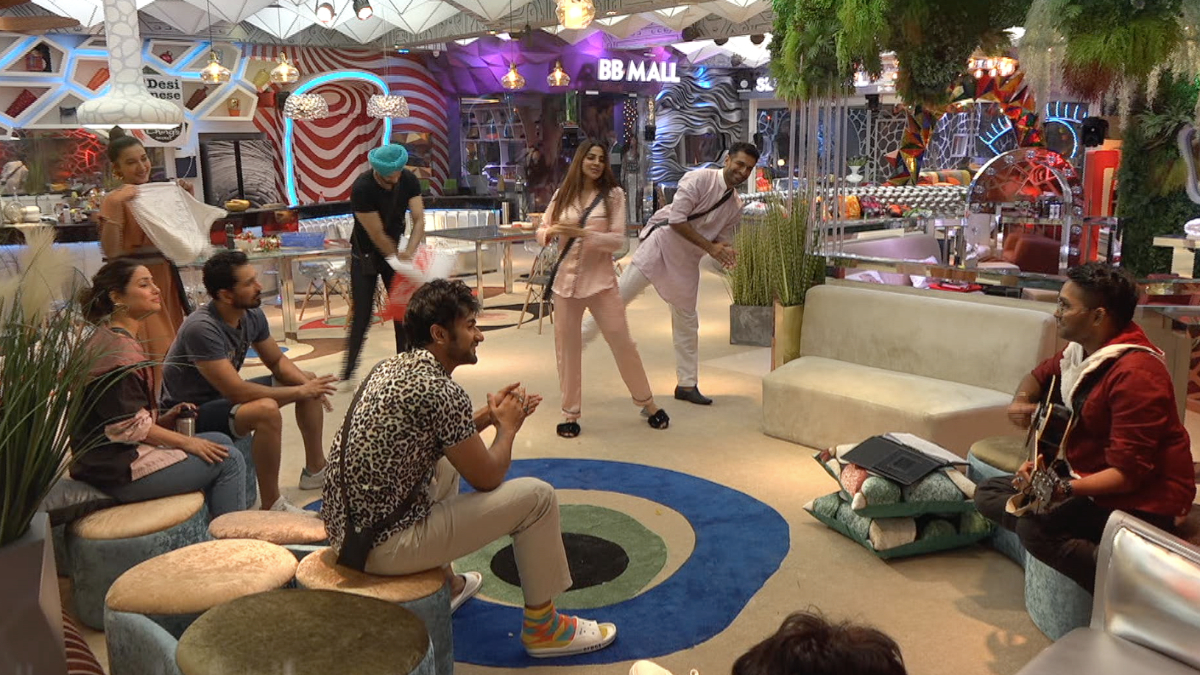 Bigg Boss 14 October 17 Episode Rahul and Jaans Sing-Off, Hina Calls Rubina a Winner picture