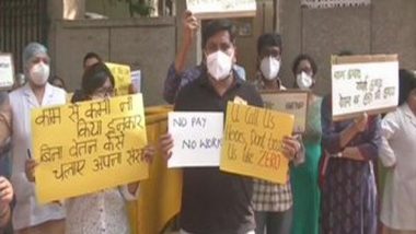 Doctors of Delhi’s Hindu Rao Hospital Protest Over Non-Payment of Salaries