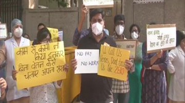 Doctors of Delhi’s Hindu Rao Hospital Protest Over Non-Payment of Salaries