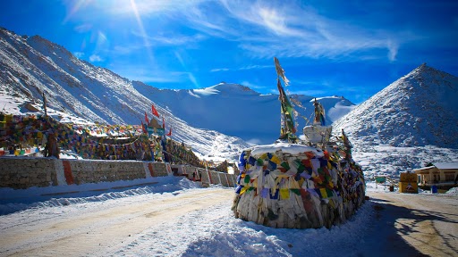 Wing Commander Gajanad Yadava, Warrant Officer AK Tiwari Create New Record of Highest Skydive Landing at Khardungla Pass in Leh to Mark IAF Day 2020