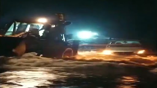 Telangana Rains: JCB Pulls Out 2 Cars From Overflowing Canal in Rangareddy Area, Passengers Rescued (Watch Video)