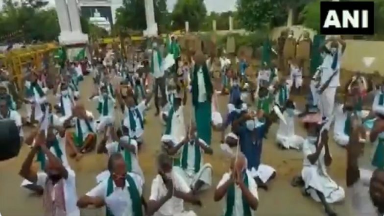 Tamil Nadu Farmers, Unable to Go to Delhi, Fling Paper Planes With Demands Written On it at Site of Protest (Watch Video)