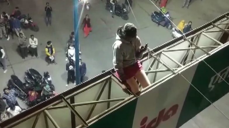 Madhya Pradesh Girl Reanimates 'Sholay' Act, Climbs Atop Hoarding to Marry Boy Against Mother's Wishes