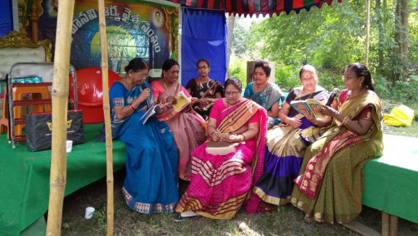 Andhra Pradesh Beaches Fill Up With Thousands of People During Community Lunches as Part of Month-Long ‘Karthikamasam’