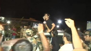 Arnab Goswami Released Following Supreme Court's Bail Order, Greeted by Supporters Outside Taloja Jail (Watch Video)