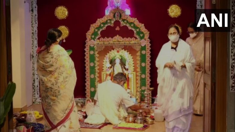 Kali Puja 2020: West Bengal CM Mamata Banerjee Takes Part in Puja Ceremony at Her Residence
