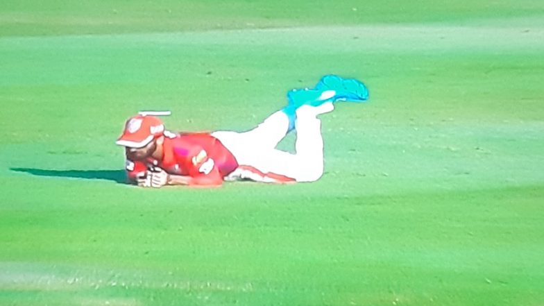 OUT or NOT OUT? Mandeep Singh’s Catch to Dismiss Ruturaj Gaikwaid Sparks Controversy, Fans Slam Third Umpire Chris Gaffney for Unconvincing Decision During CSK vs KXIP IPL 2020 Match