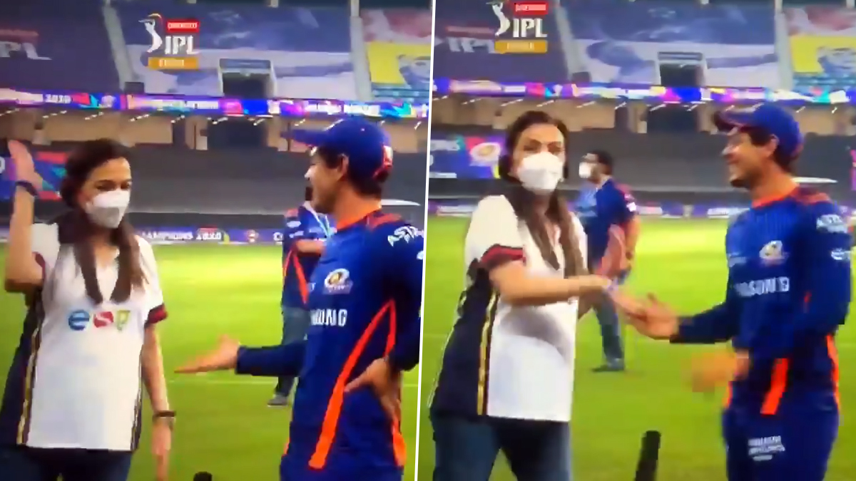 Nita Ambani X Video Fuck - Unaware Nita Ambani Walks into Quinton de Kock and Nathan Coulter-Nile's  Live TV Interview Post Mumbai Indians' IPL 2020 Title Win (Watch Viral Video)  | ðŸ LatestLY