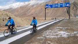 Indian Army Officer Vishal Ahlawat, Fellow Ravi Kumar Enter Guinness World Records by Pedalling on Cycles Across Himalayas From Leh to Manali