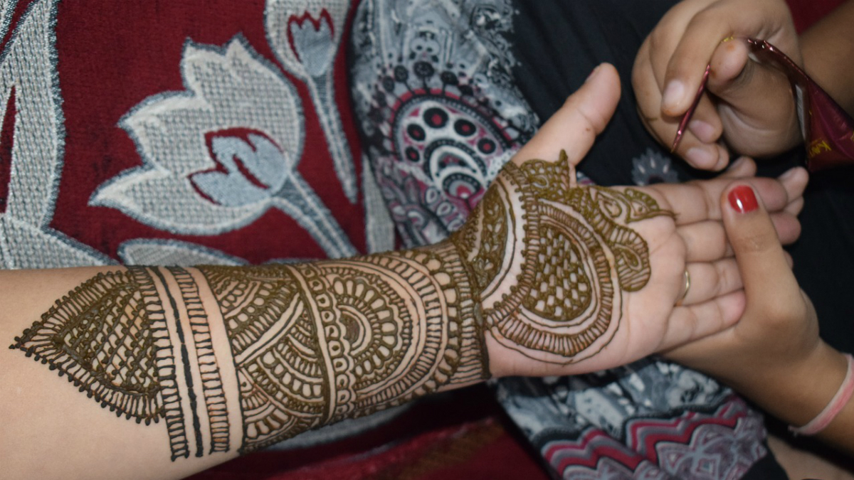 New Mehndi Designs for Karwa Chauth 2020 for Full Hands and Legs ...