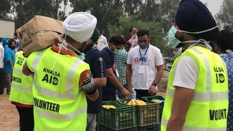 Khalsa Aid Wins Hearts by Helping Protesting Farmers, Serving Pizza to Truckers Stuck in UK