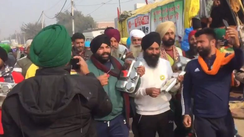 Thali Bajao Protest: Farmers Protesting at Singhu Border Clang Plates During PM Modi's Mann ki Baat