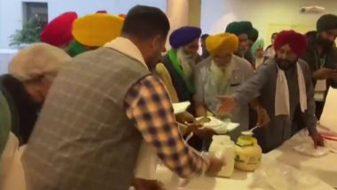 Gurnam Singh Chadhuni, Other Farmer Leaders Refuse Lunch Offered by Govt, Eat Their Own Food (Watch Video)