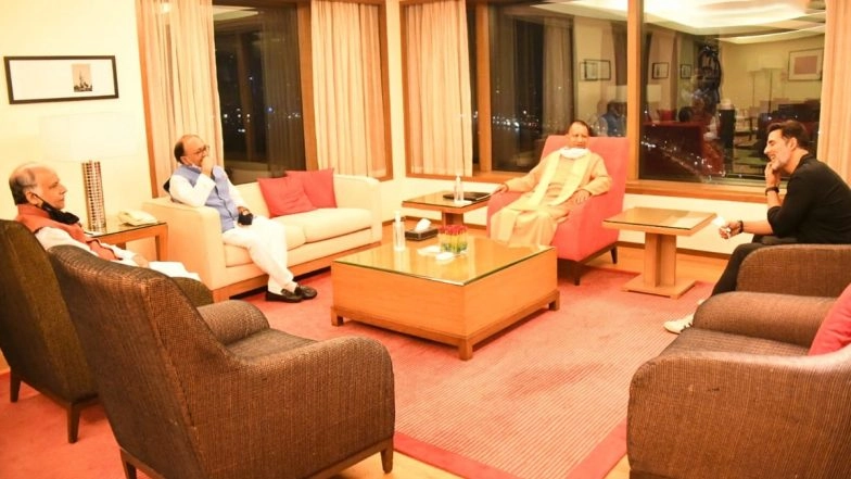 Akshay Kumar Meets UP CM Yogi Adityanath In Mumbai In Regards To UP Film City Launch (View Tweet)