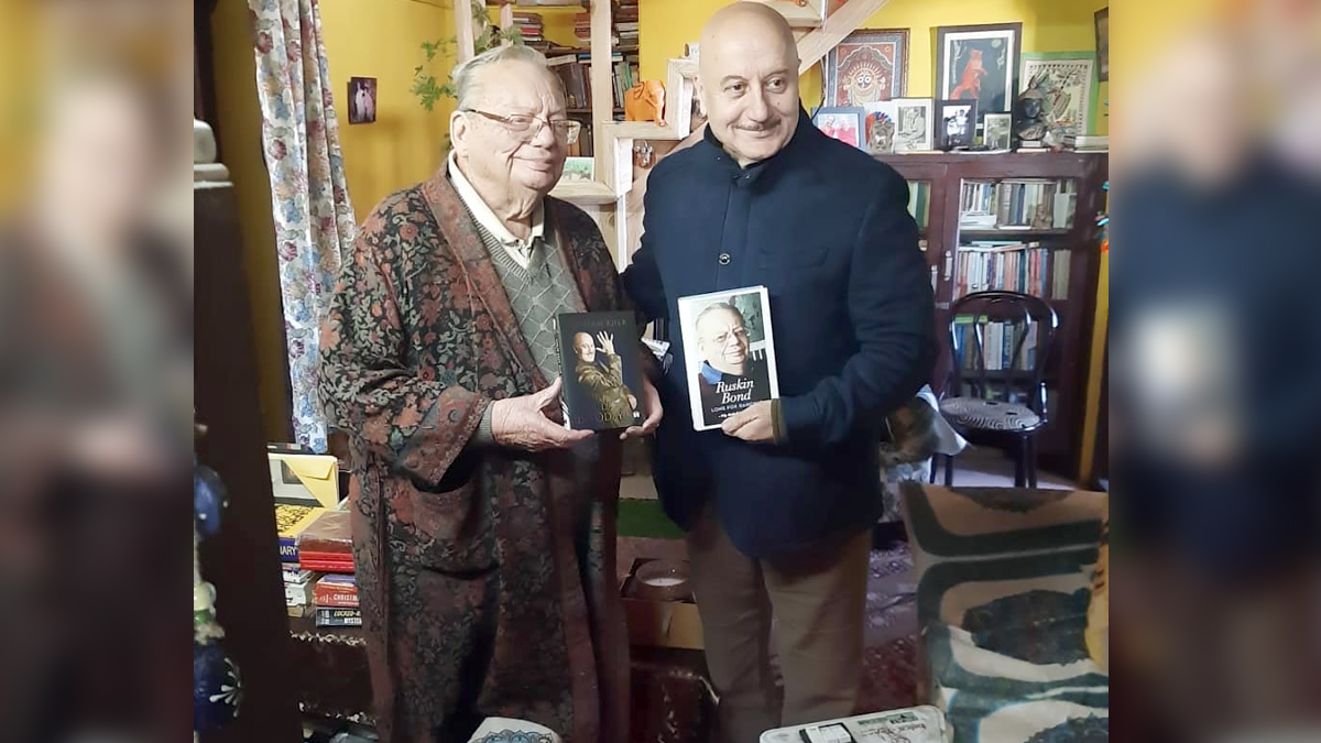 Bollywood News Anupam Kher Pays A Visit To Ruskin Bond In Mussoorie Actor Introduces His New Book Watch Video Latestly