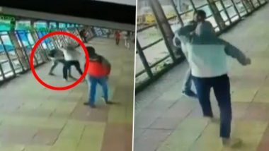 Mumbai Shocker: Man Survives Knife Attack on a Pedestrian Bridge in Kurla, Shocking Video Caught on CCTV