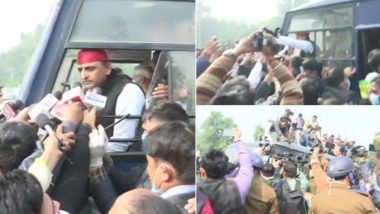 Akhilesh Yadav, SP Chief Detained by Police While Staging a Sit-in-Protest to Express Solidarity With Farmers, After He Was Stopped From Going to Kannauj