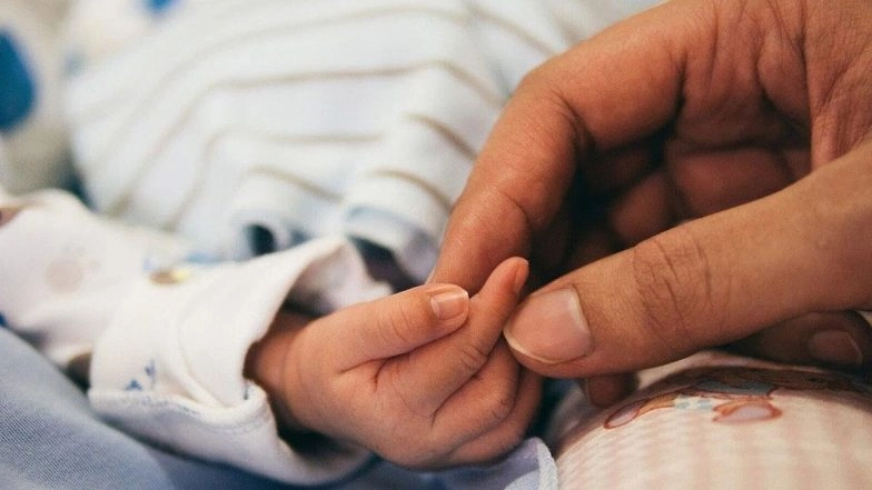 Differently-Abled Lab Technician Helps Woman Travelling on Madhya Pradesh Sampark Kranti COVID-19 Special Express Train Deliver Baby Boy