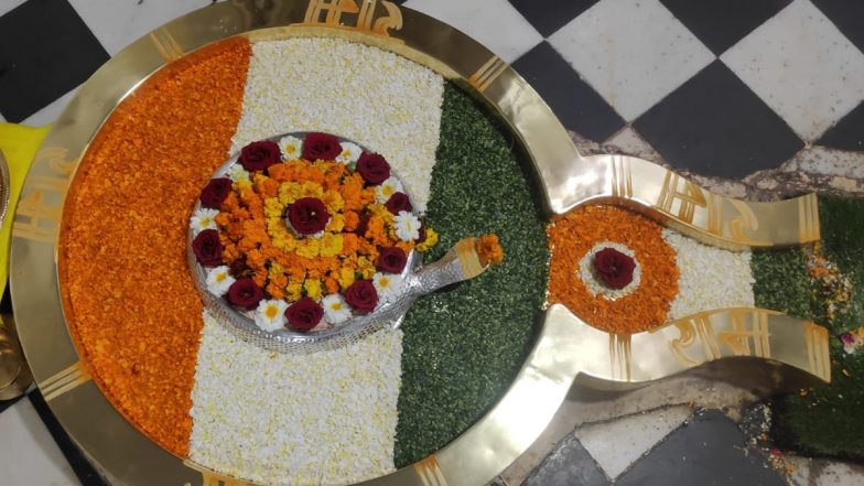 On Republic Day 2021, ‘Shivalinga’ at Rishikesh’s Chandreshwar Mahadev Temple Is Beautifully Decorated in Tricolour With Flower Petals and Leaves (See Pic)