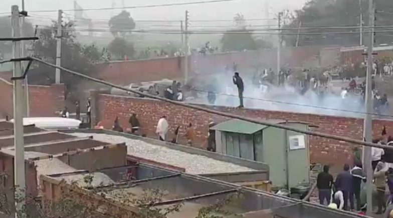Farmers' Protest: Haryana Police Use Water Cannon, Teargas Shells to Stop Farmers' March to Manohar Lal Khattar's Home Constituency Karnal 