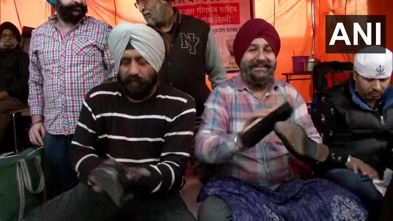 Farmers’ Protest: Sewadars From Sisganj Gurudwara Polish Shoes of Farmers at Singhu Border