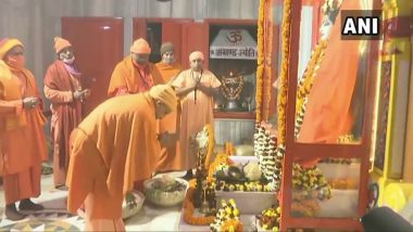 Makar Sankranti 2021: UP CM Yogi Adityanath Offers Prayers at Gorakhnath Temple on Sankranti (Watch Video)