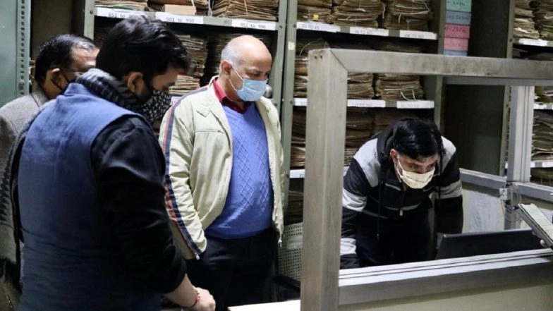 Delhi Deputy CM Manish Sisodia Conducts Surprise Inspection of North-West Delhi Labour Office on Receiving Complaints; Terminates Manager’s Service Over Irregularities