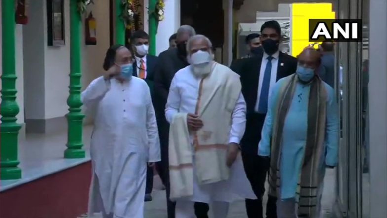 Netaji Subhas Chandra Bose 125th Birth Anniversary: PM Narendra Modi Arrives in Kolkata to Take Part in Freedom Fighter's Birth Anniversary Celebrations