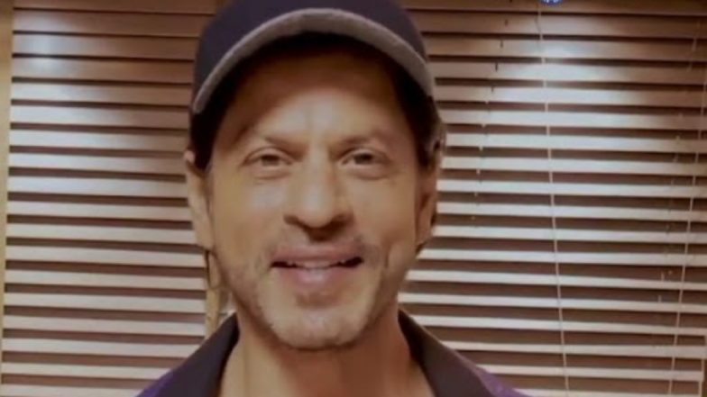 Shah Rukh Khan Gives a Savage Reply to a Fan Asking the Colour of His Underwear During #AskSRK Session