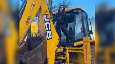 Sunny Leone Brings 'JCB Ki Khudai' Back in Trend While Looking Super HOT in  All-Black! Reminds Us of All the Funny Memes and Jokes That Left Us ROFLing  | 👍 LatestLY