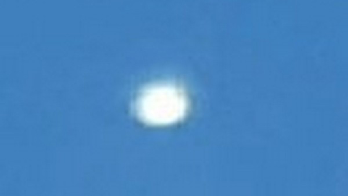 UFO Sighting for Real? Canadian Family Claims to Spot Mysterious Object Hovering In The Night Skies (Watch Video)