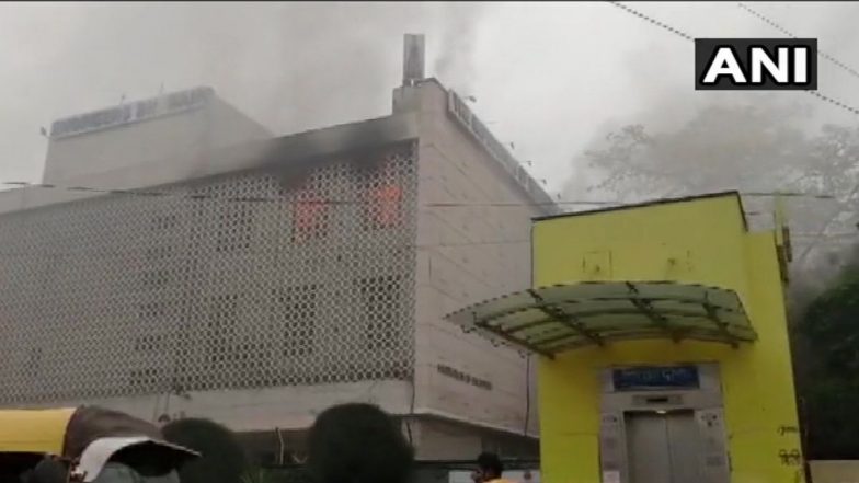 Delhi: Fire Breaks Out in a Building in ITO Area, 3 Fire Tenders at Spot to Douse Raging Flames
