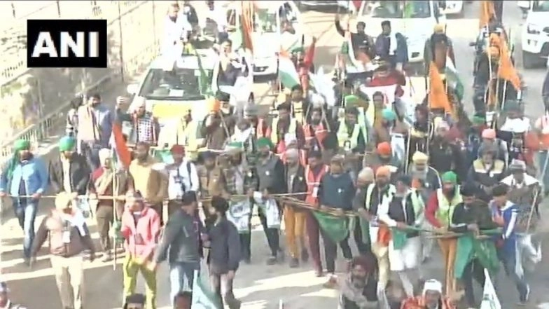 Tractor Rally: Police Use Tear Gas as Agitating Farmers Breach Barricades, Climb Atop Police Water Cannon Vehicle; Watch Video