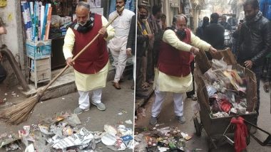 Jai Prakash, North Delhi Mayor, Picks Up Garbage From Streets; Appeals to Sanitation Workers To End Strike and Return to Work