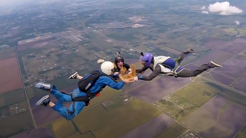 Slice at the Sky! Texas Skydivers Eat Pizza As They Freefall Towards the Ground From 14,000 Feet, Incredible Video Will Make You Go Whoa!