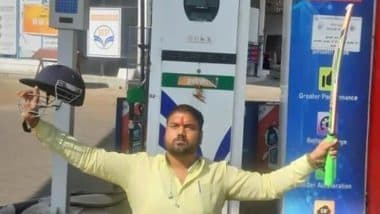 Madhya Pradesh Man Protests by Raising Bat And Helmet After Premium Petrol Price in Bhopal Crossed Century-Mark; Image Goes Viral