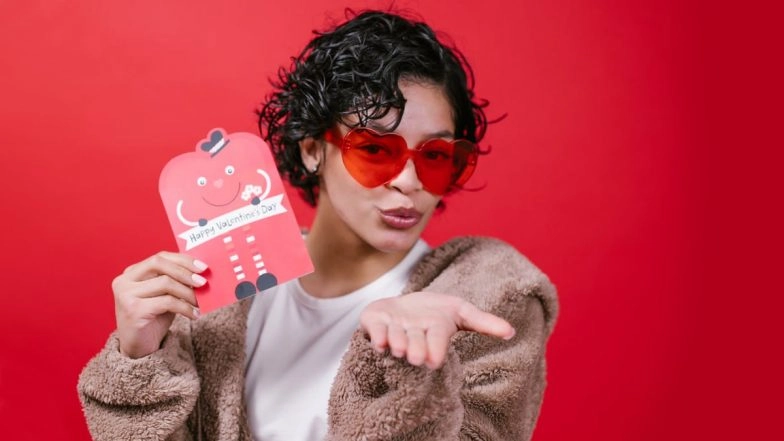 Short Romantic Valentine's Day 2021 Messages: What to Write in Valentine’s Day Card? Cute V-Day Sayings, Wishes, WhatsApp Sticker Greetings, HD Images of Cupid for Your Loved One!