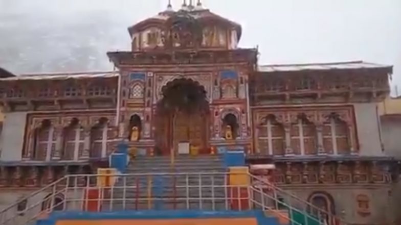 Uttarakhand: Badrinath in Chamoli District Receives Heavy Snowfall (Watch Video)