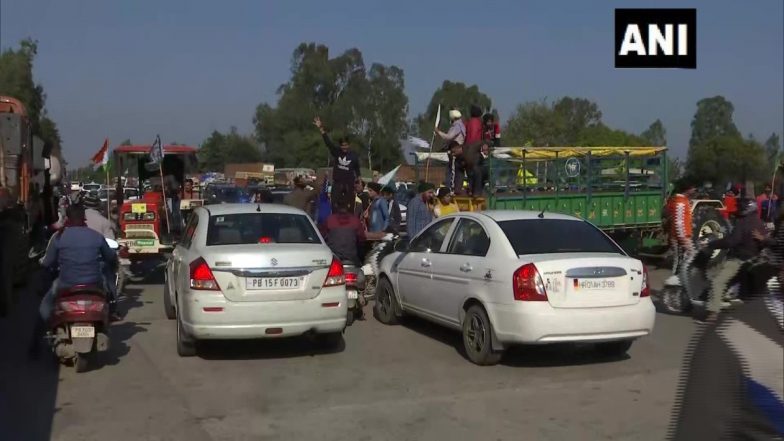 Chakka Jam: Entry, Exit Gates at 10 Metro Stations Closed in Delhi in View of Farmers' Protest