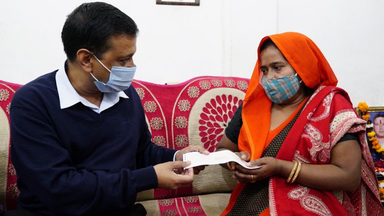 Delhi CM Arvind Kejriwal Visits Families of Two Late Corona Warriors, Announces Financial Assistance of Rs 1 Crore to Families of Deceased