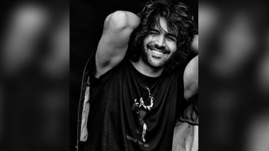 Kartik Aaryan Looks Dashing in This Monochrome Pic, Asks Fans Can He Feature in Hair Aur Toothpaste Commercial