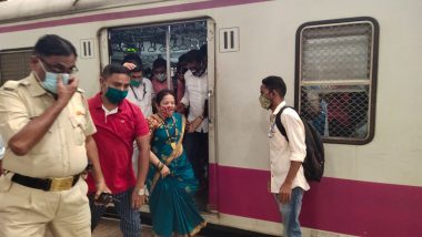 Mumbai Mayor Kishori Pednekar Travels in Local Train to Spread Awareness About Face Masks Among Citizens in Wake of Rising COVID-19 Cases (See Pics)