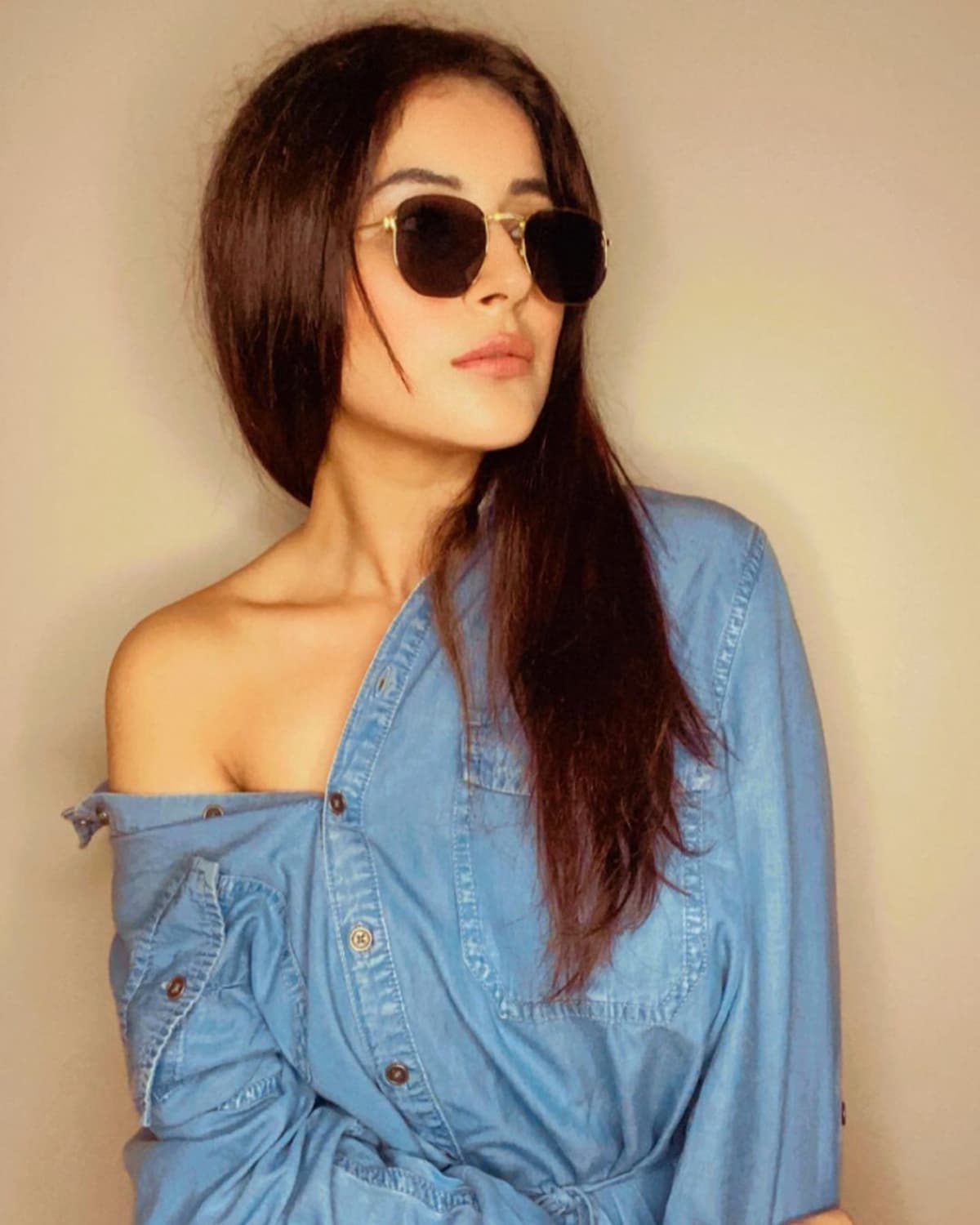 Shehnaaz loves denim and how. Just look at her acing this one-shoulder, asymmetric denim dress. Shehnaaz loves denim and how. Just look at her acing this one-shoulder, asymmetric denim dress.