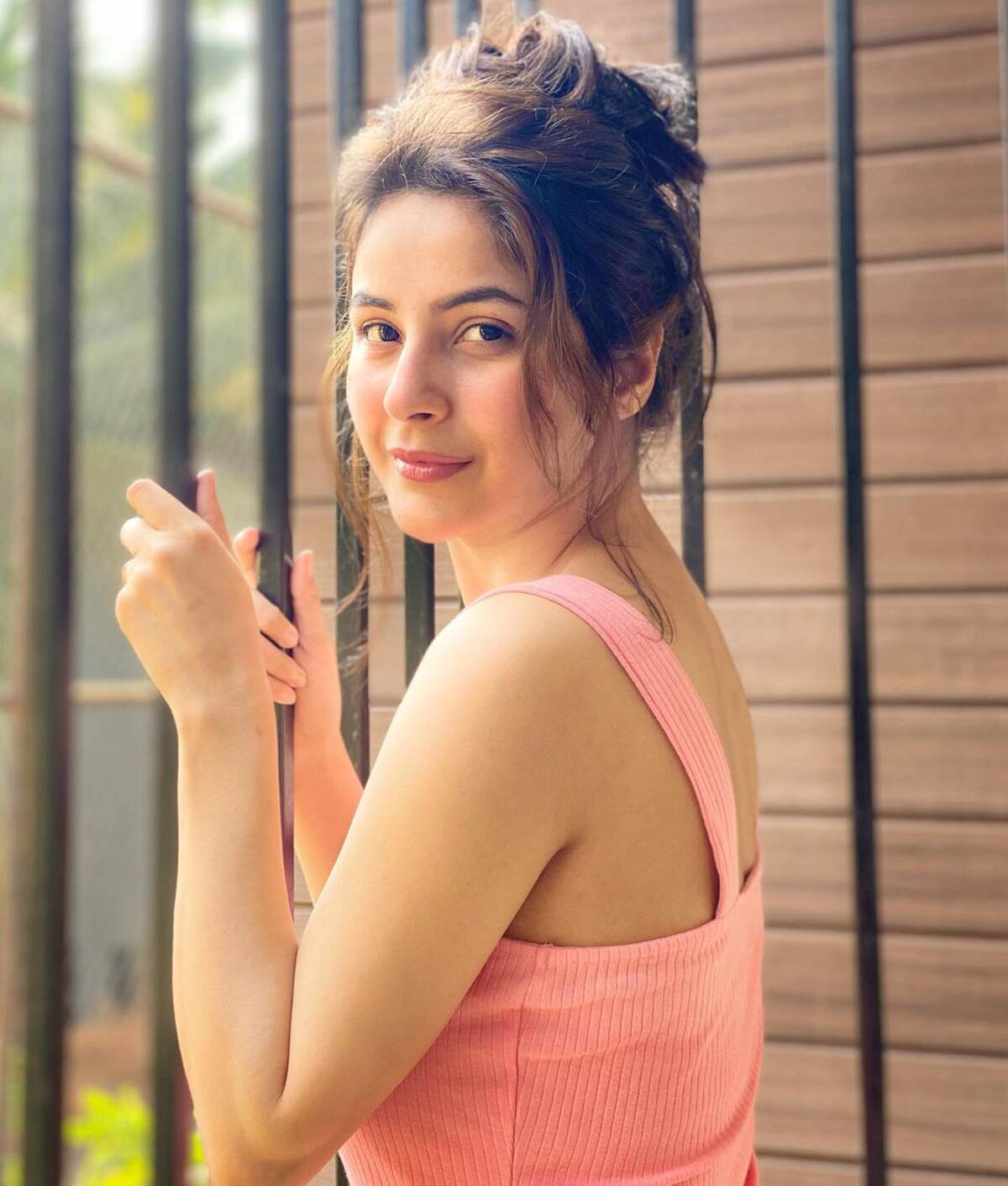 The ‘Bhula Dunga’ actress goes for a more easy-breezy look in this strapless pink top with her hair tied in a knot. The ‘Bhula Dunga’ actress goes for a more easy-breezy look in this strapless pink top with her hair tied in a knot.
